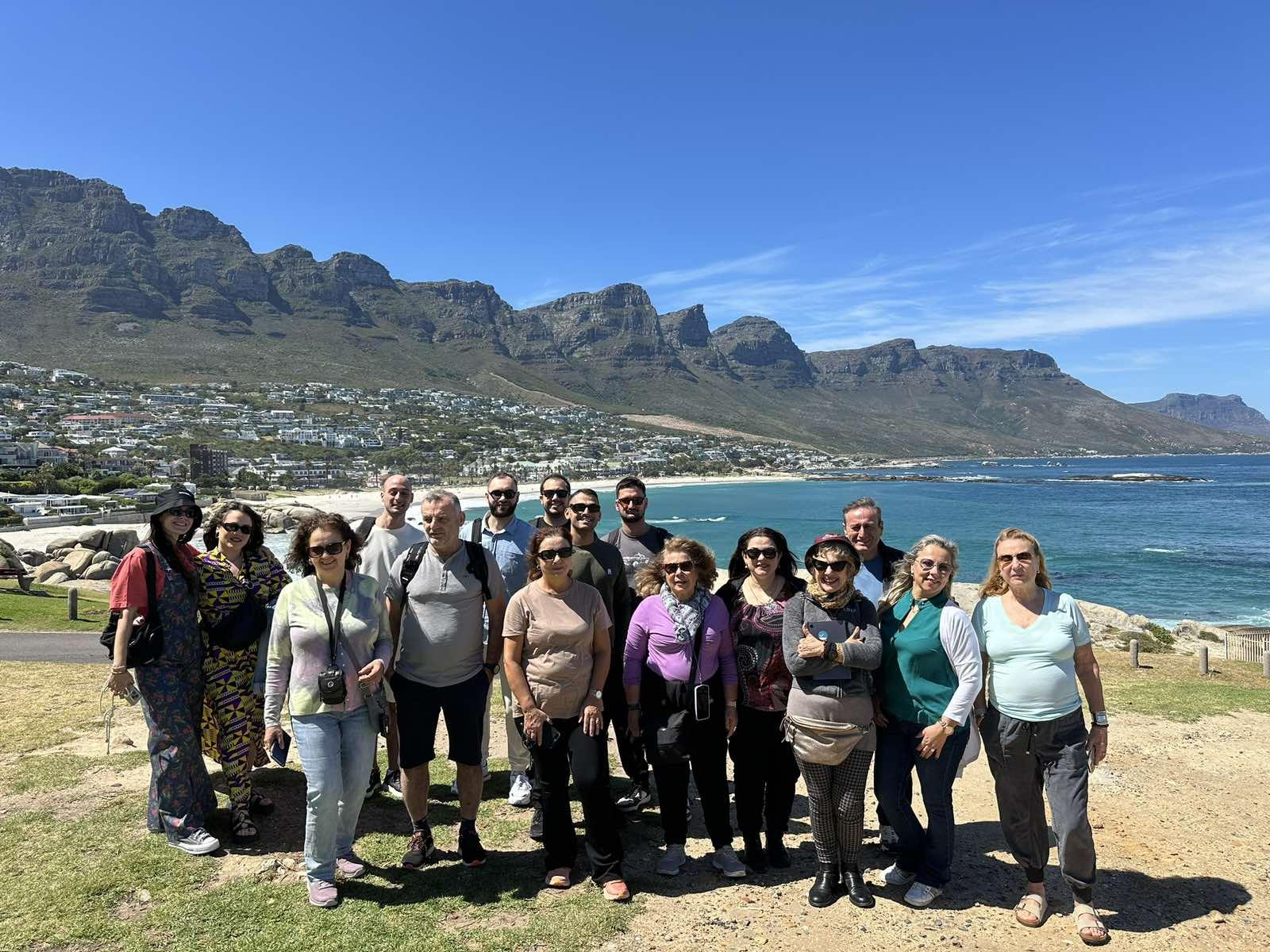 Η παρέα μας στο Camps Bay, με φόντο τη σειρά βουνών «12 Απόστολοι»