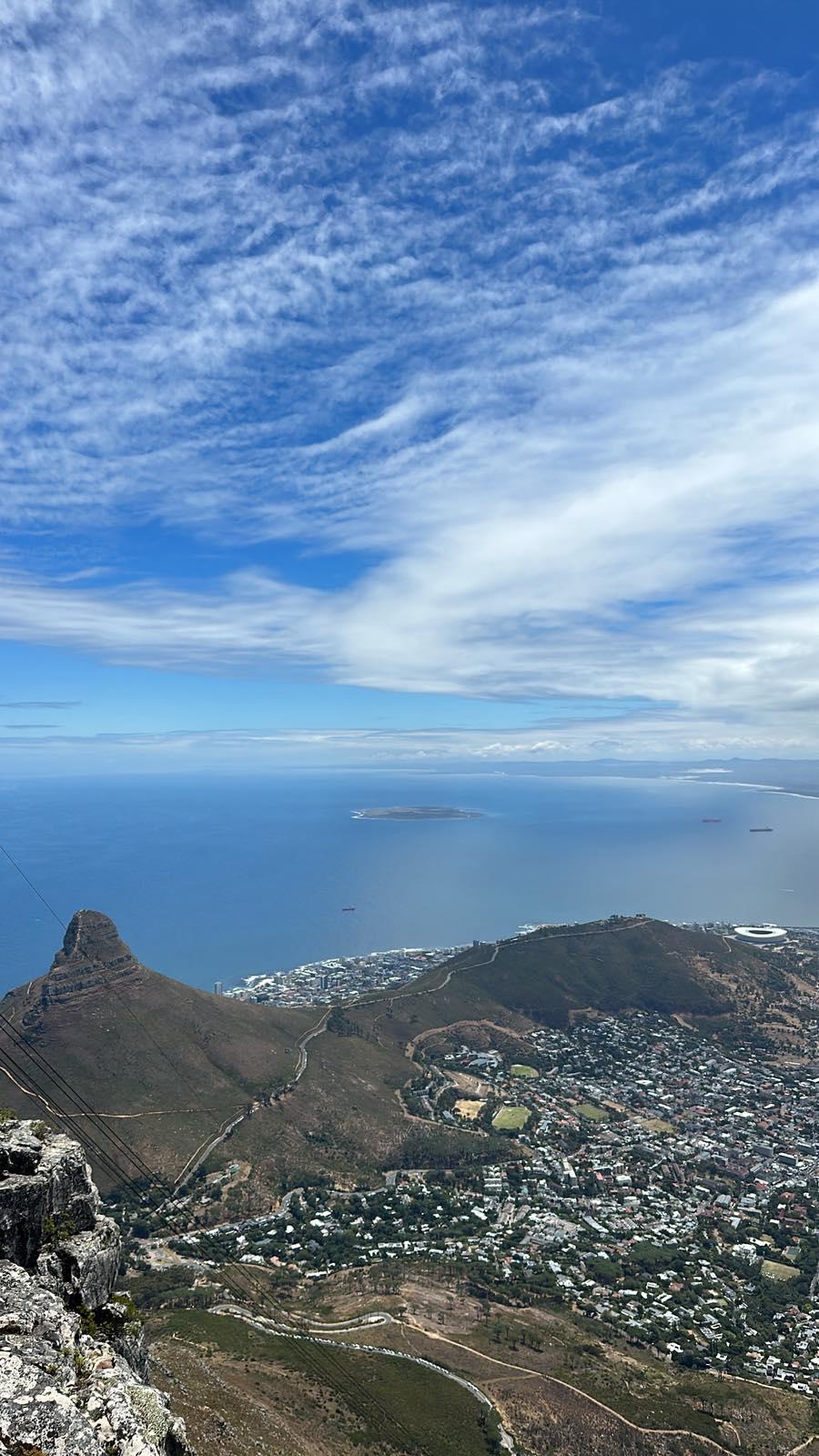 Από την κορυφή του Table Mountain: το Lion’s Head, η πόλη και το νησί Robben