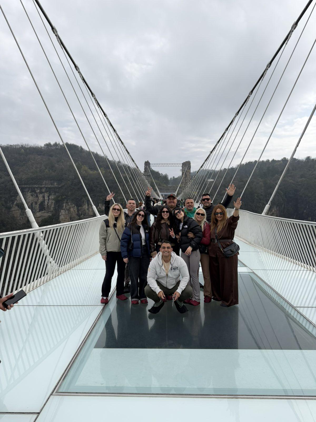 Η παρέα μας στη γυάλινη γέφυρα του Zhangjiajie