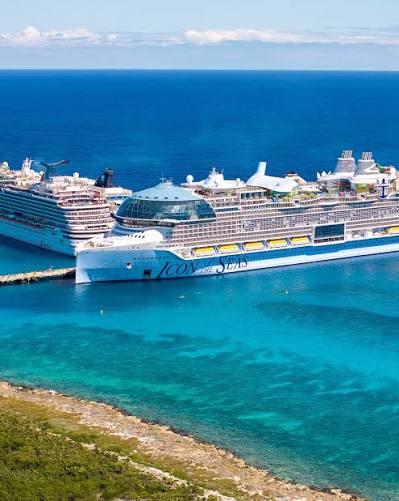 Το κρουαζιερόπλοιό μας αραγμένο στα τιρκουάζ νερά της Καραϊβικής