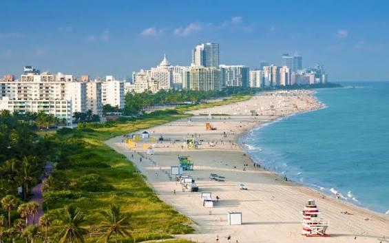 Πανοραμική θέα στην ατέλειωτη παραλία του South Beach