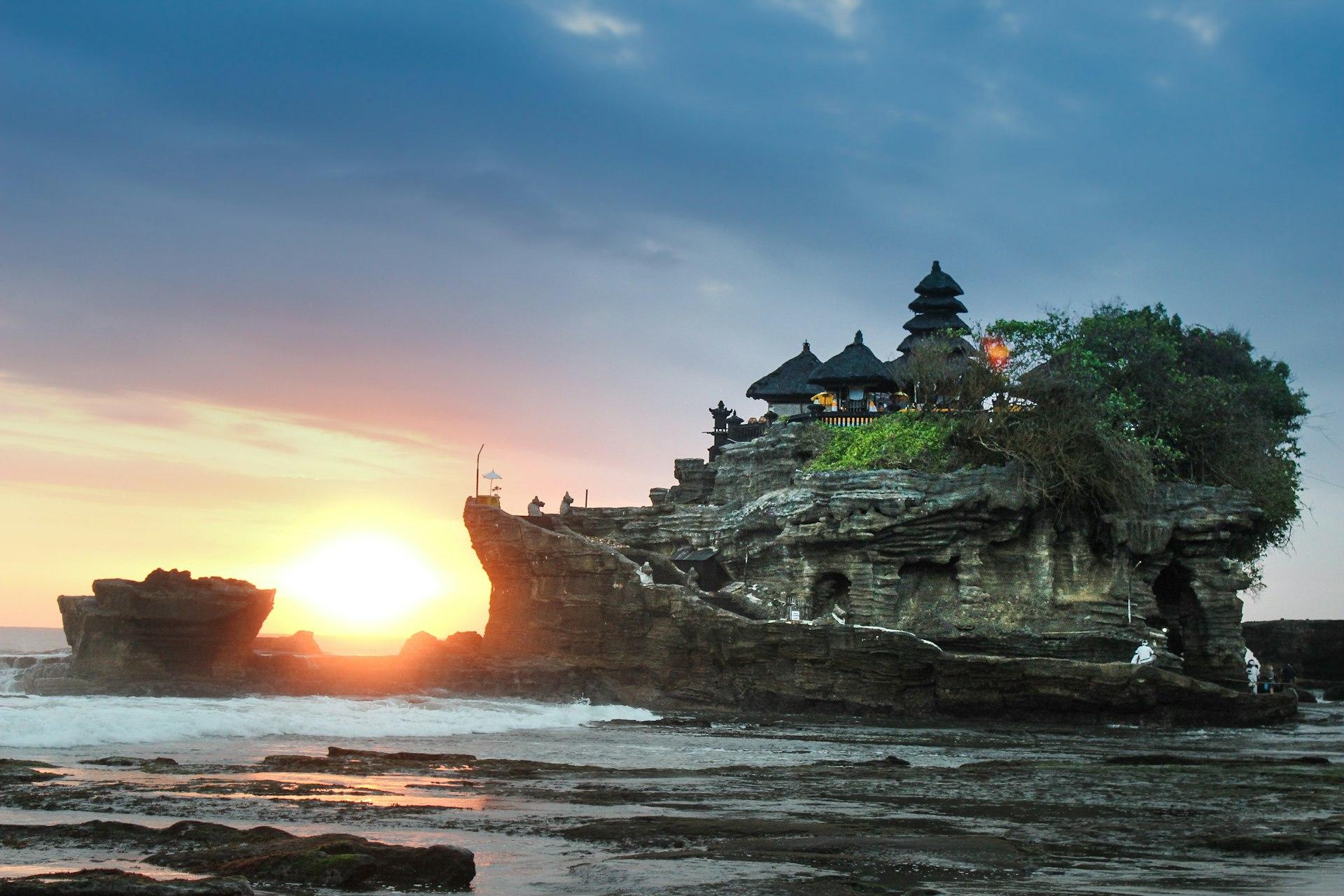 Ο ναός Tanah Lot το ηλιοβασίλεμα