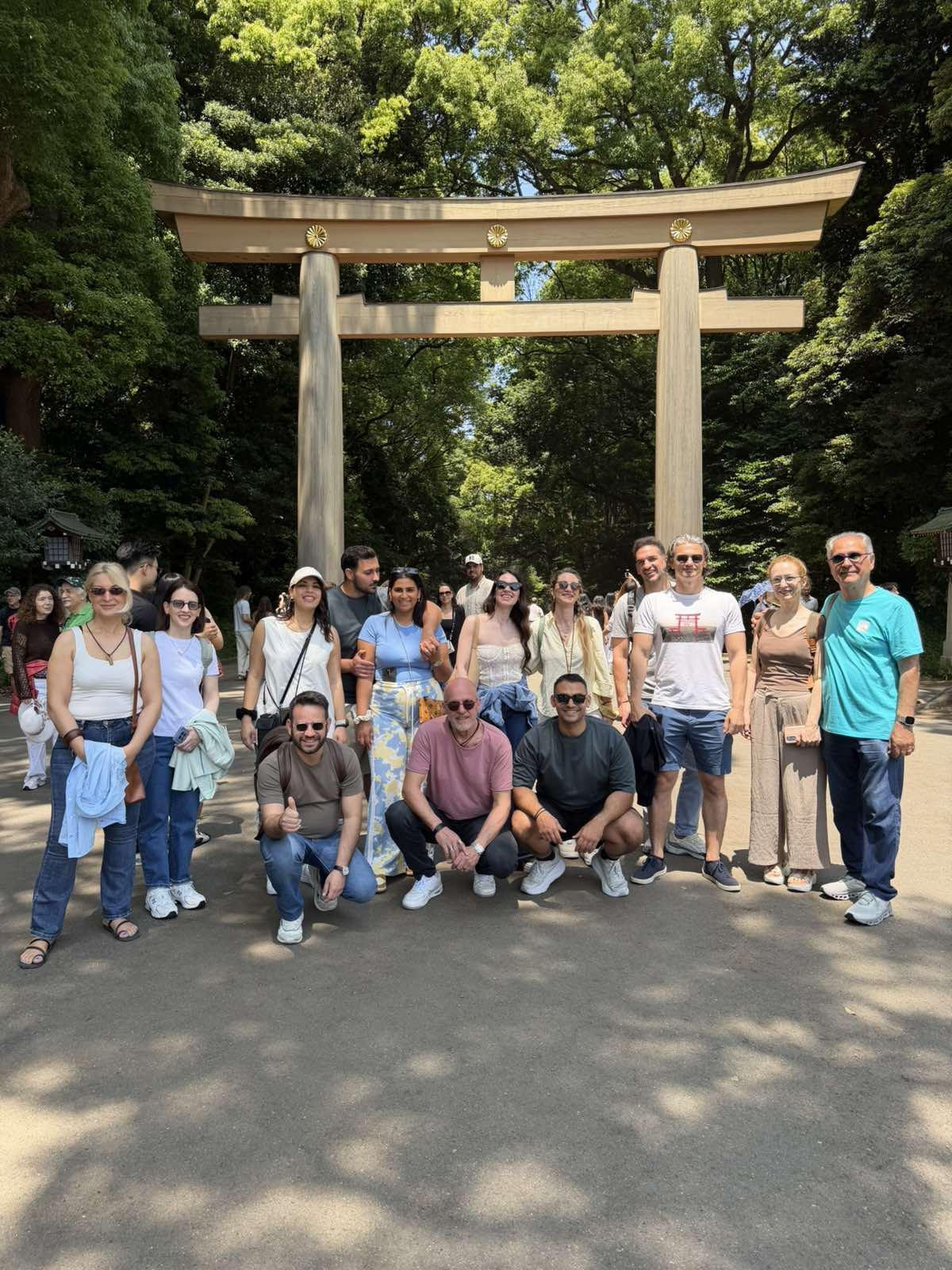 Στη μεγάλη torii πύλη του ναού Meiji Jingu