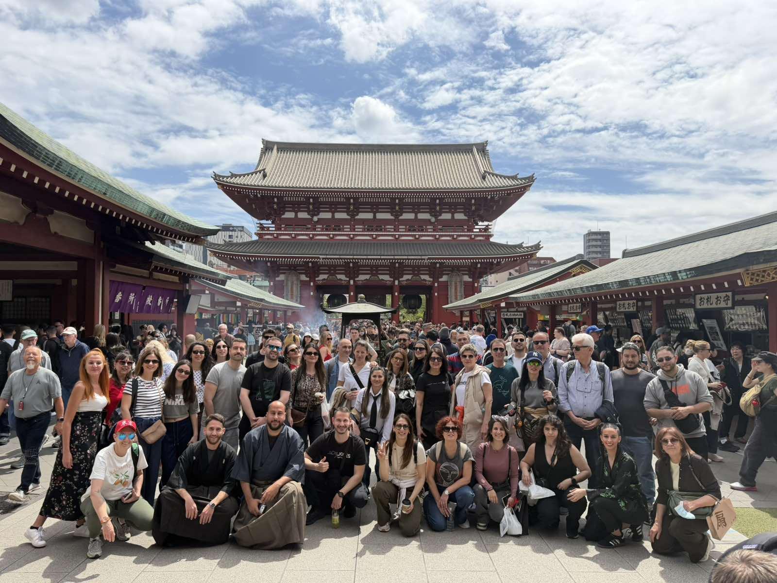 Η παρέα μας μπροστά στον ναό Senso-ji στην Asakusa
