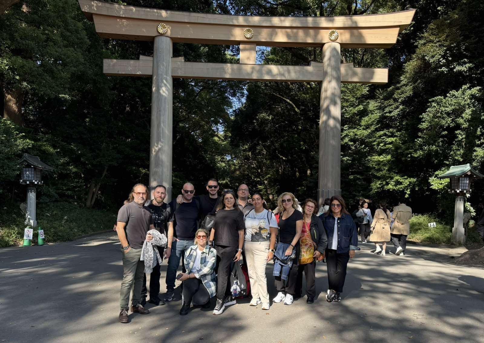 Η παρέα μας στην είσοδο του ναού Meiji Jingu